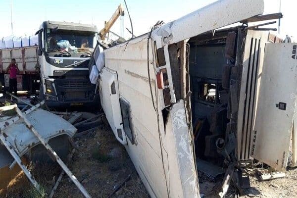 جزئیات تازه از تصادف اتوبوس در دهشیر یزد | مسافران همگی سربازمعلم بودند