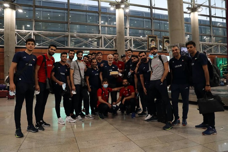 تیم ملی والیبال بدون معروف و آلکنو به ایران بازگشت|جشن تولد در فرودگاه