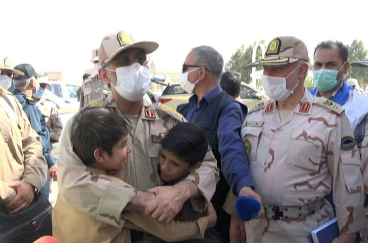 ۲ کودک پناهنده افغانستانی در آغوش پلیس ایران + عکس