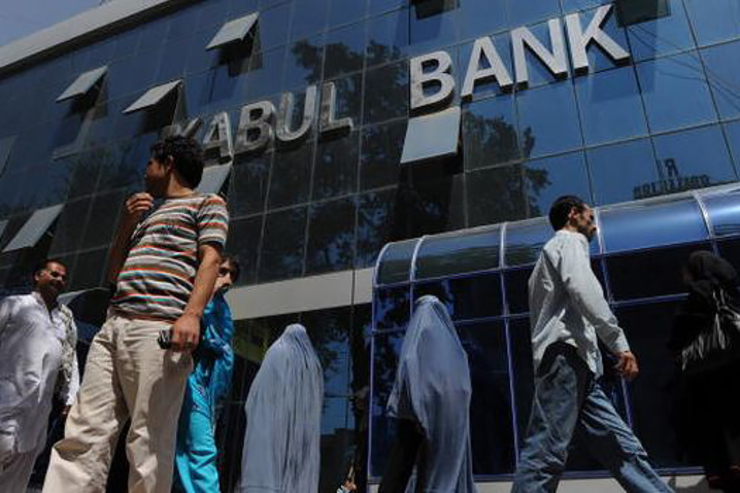 مردم کابل نگران از روزهای پیش رو به بانک‌ها هجوم بردند + فیلم