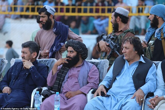 لیگ فوتبال افغانستان زیر سایه طالبان و اسلحه!+ عکس