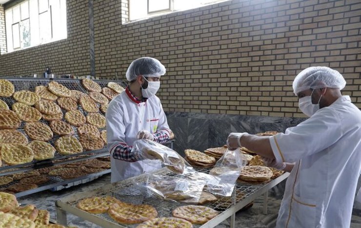 توزیع  ۷۰۰۰ قرص نان در حاشیه شهر مشهد