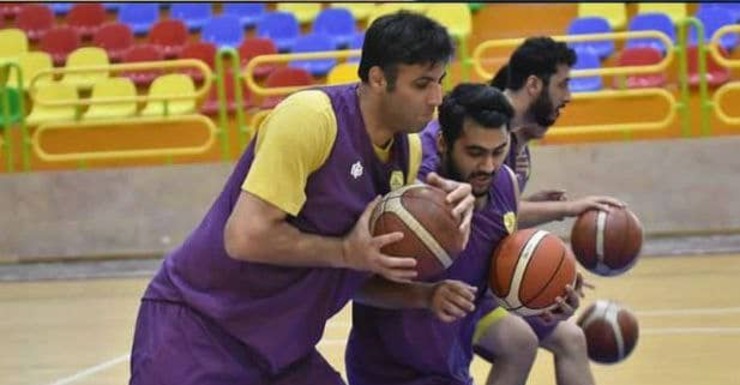علی دورقی در تمرینات تیم بسکتبال نفت آبادان