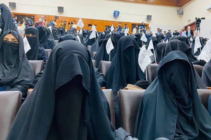 اولین گردهمایی زنان به حمایت از طالبان در دانشگاه کابل + عکس
