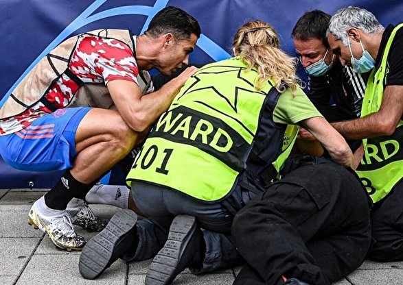 ویدئو| شوت دردسرساز کریستیانو رونالدو به سر یک زن!