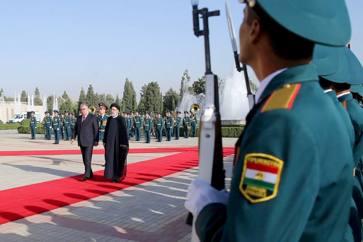 استقبال رسمی امامعلی رحمان در محل کاخ ریاست جمهوری تاجیکستان از رئیسی