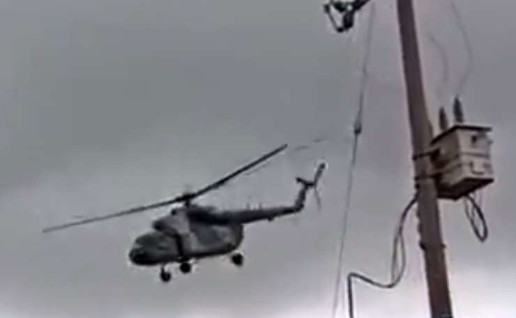 سقوط هلی‌کوپتر روی یک مینی بوس در مکزیک + فیلم