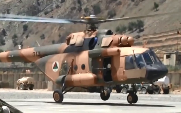 جابجایی عجیب بالگردهای نیروی هوایی افغانستان توسط طالبان + فیلم