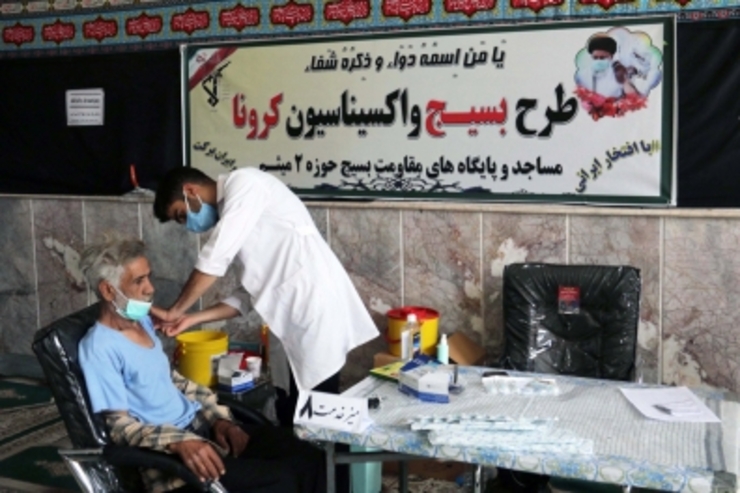 واکسیناسیون افراد ۴۰ سال بالا در حاشیه شهر مشهد