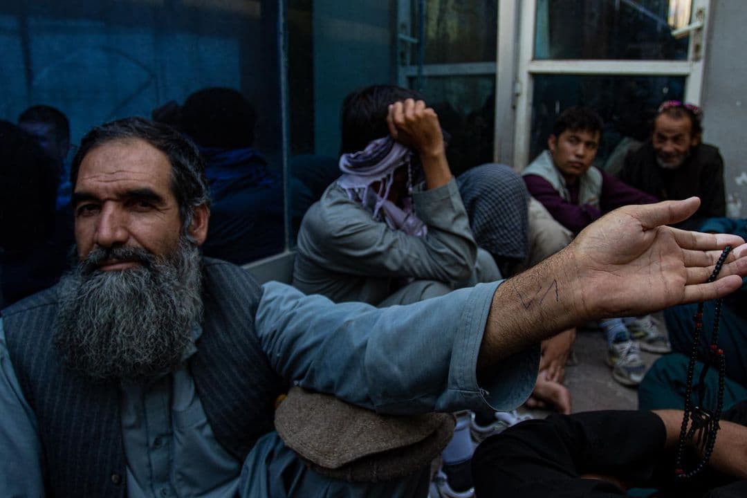 صف‌های طولانی مردم در پشت درب بانک‌ها در افغانستان + عکس