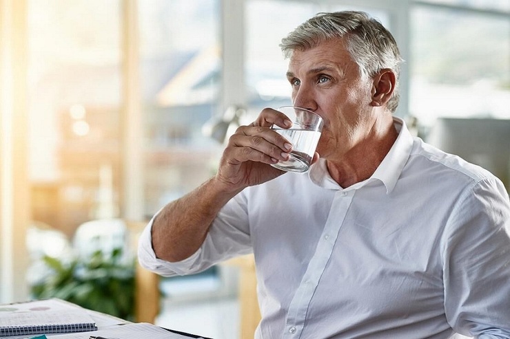 دو نوشیدنی مفید و سالم برای سالمندان + روش مصرف
