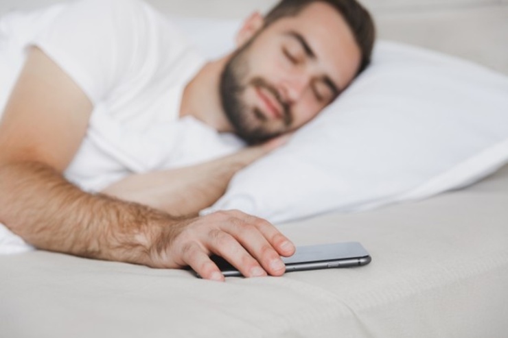 بهترین فاصله تلفن همراه از ما در هنگام خواب