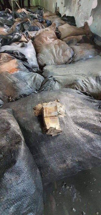 کشف ۲۰۰ کیسه اسکناس از زیر آوار بانک‌مرکزی عراق + فیلم