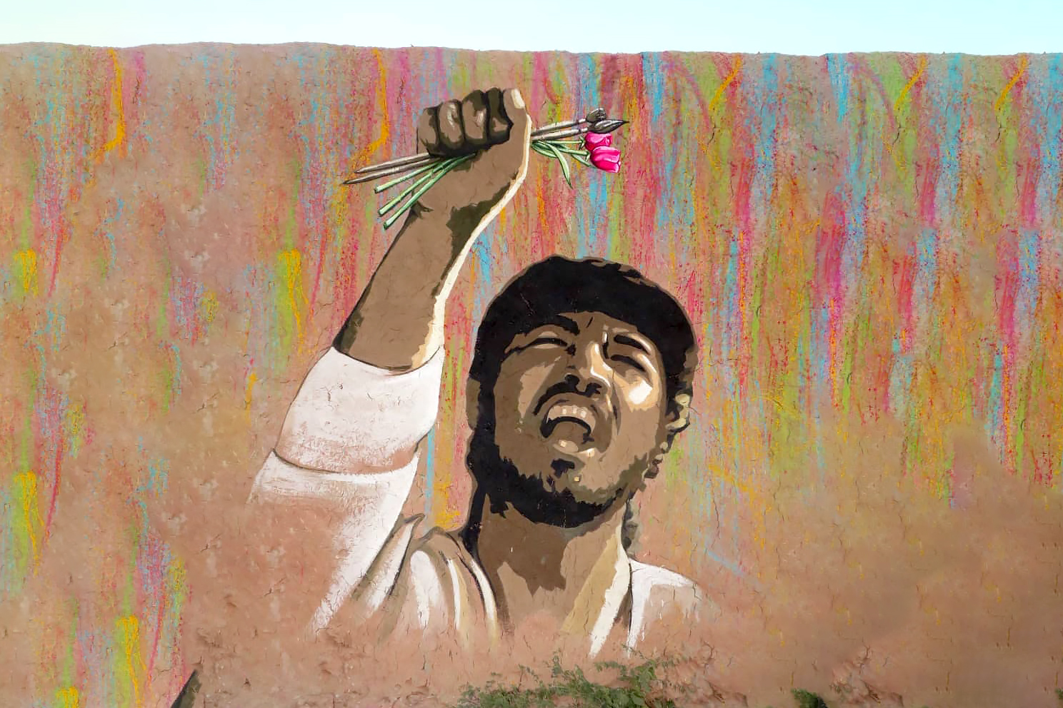 نقاشی‌های اعتراضی هنرمند افغانستانی بر دیوارهای خانه‌اش + عکس