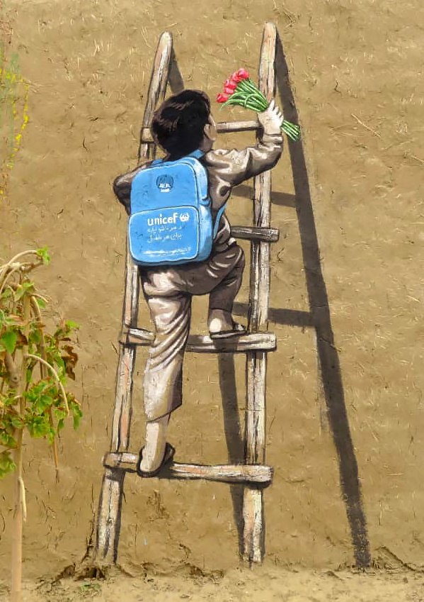 نقاشی‌های اعتراضی هنرمند افغانستانی بر دیوارهای خانه‌اش + عکس