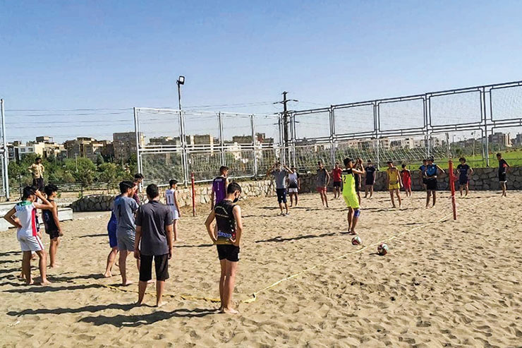 والیبال ساحلی در کنار رود پارک مشهد