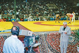 قاب خاطره | بیژن قنبری در حال تهیه گزارش از مسابقات کشتی