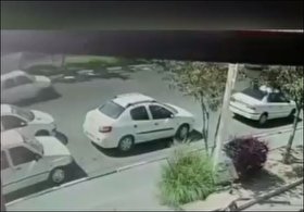 تصادف پژو 206 با چند خودرو پارک شده در مشهد + فیلم