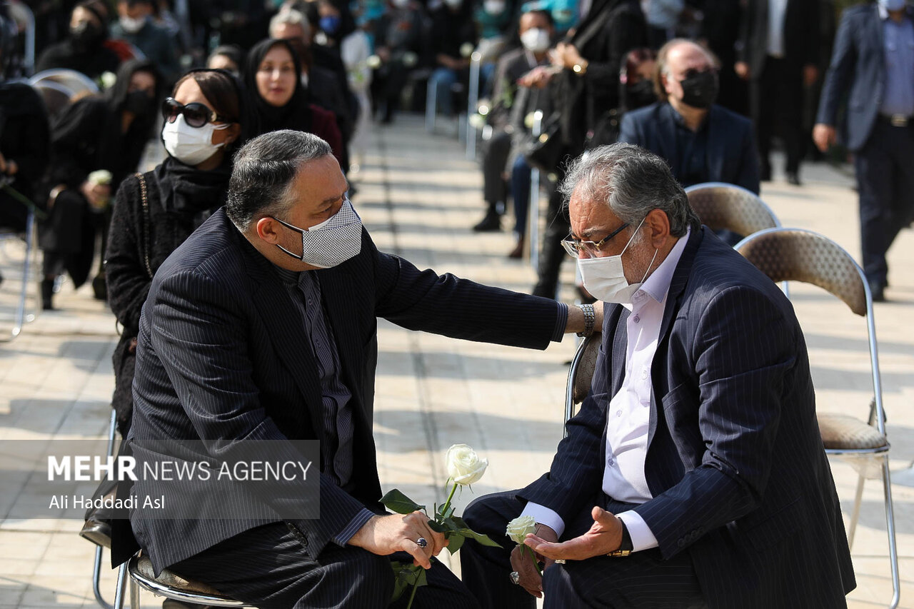 مراسم تشییع و خاکسپاری «ایران درّودی» بانوی نقاش ایرانی + تصاویر