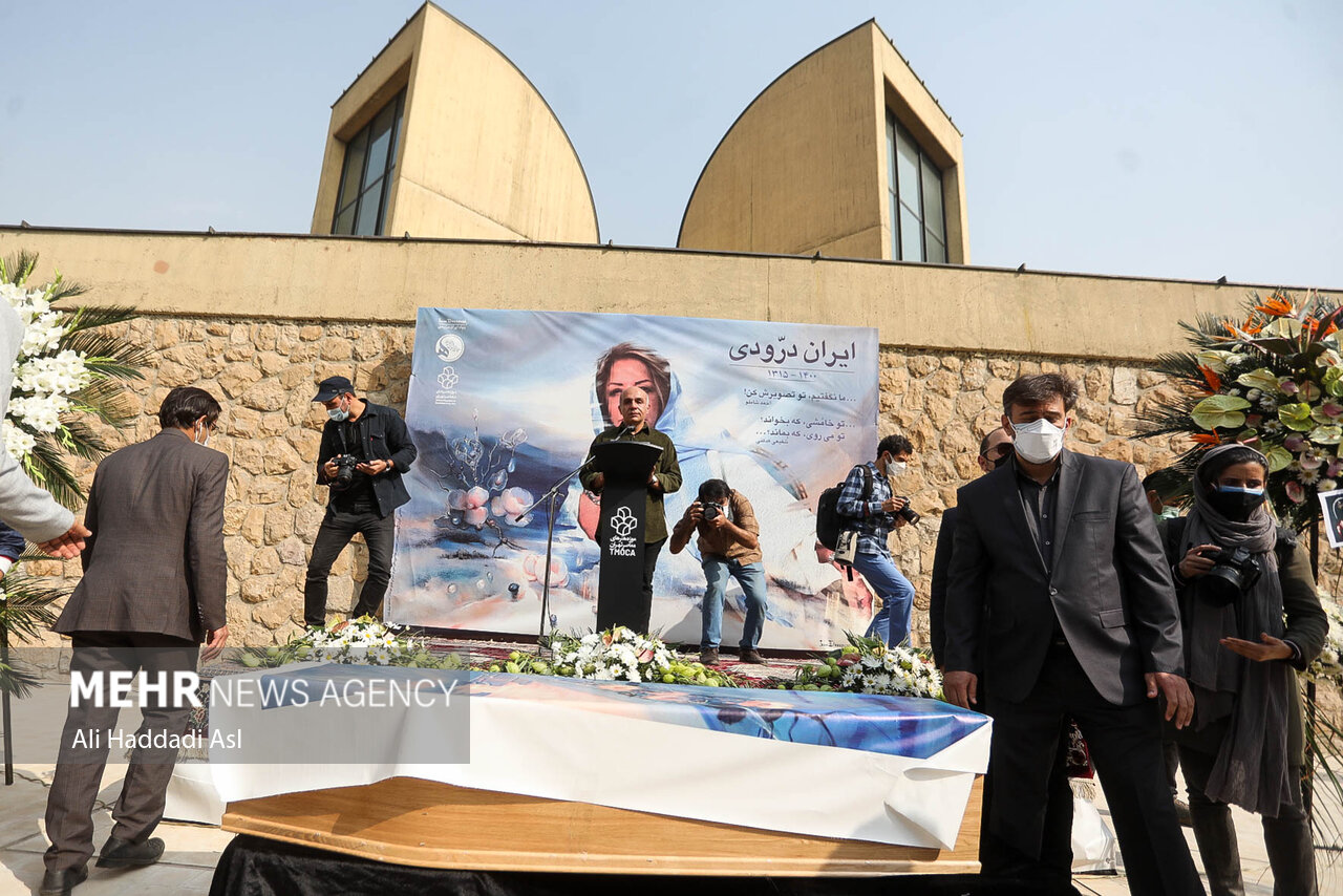 مراسم تشییع و خاکسپاری «ایران درّودی» بانوی نقاش ایرانی + تصاویر