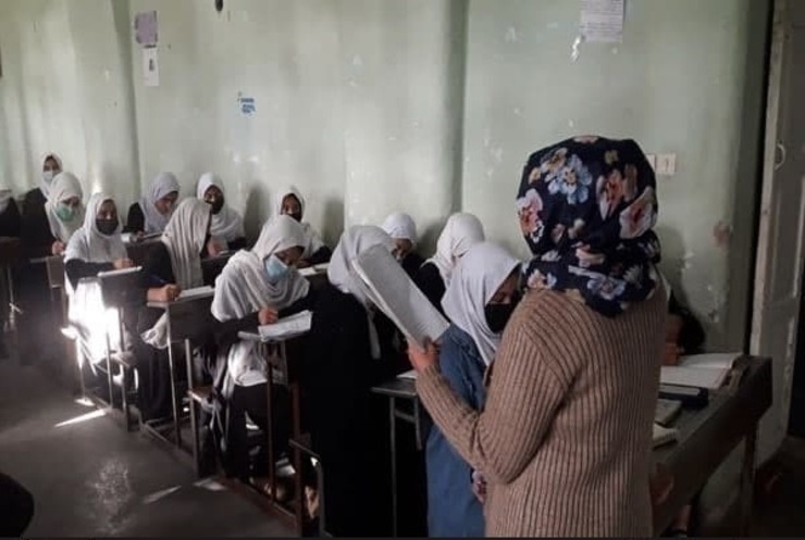 معلمان و خانواده‌ها در هرات مدارس را به روی دختران باز کردند + عکس