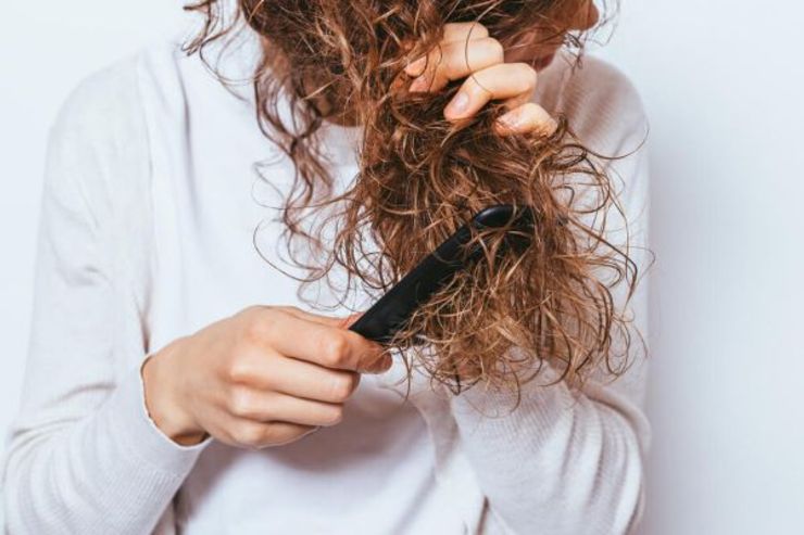 در فصل پاییز با این ۴ راهکار از مو‌های مجعد خود مراقبت کنید