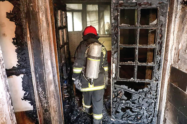 نجات ۳ نفر از خانه آتش گرفته در مشهد