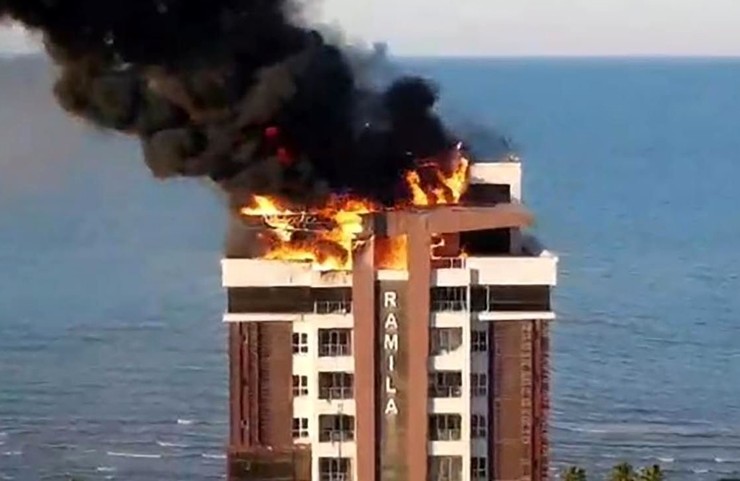جزئیات آتش‌سوزی برج ۱۷ طبقه رامیلا در چالوس + فیلم‌ها و تصاویر