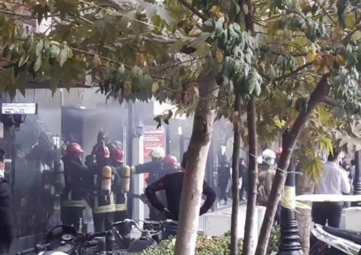 آتش‌سوزی یک فروشگاه چرم در احمدآباد مشهد + فیلم و عکس