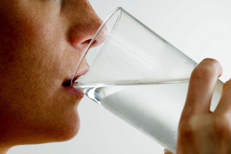خواص نوشیدن آب گرم با معده خالی