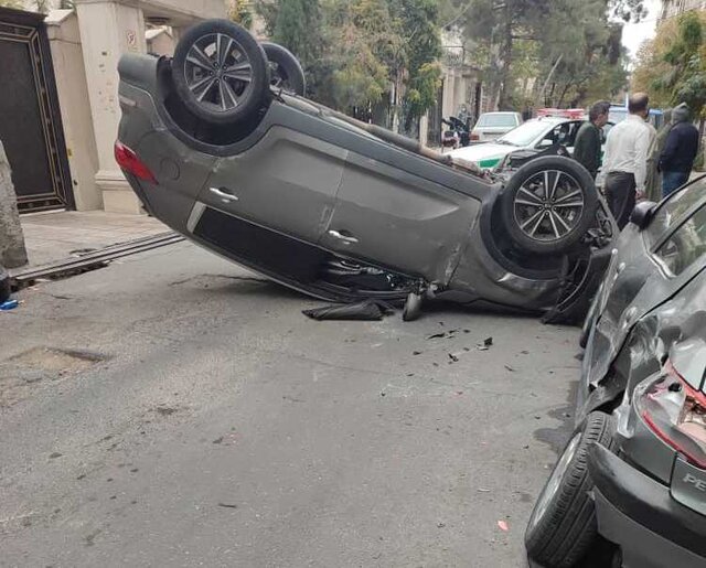 تصادف عجیب اسپورتیج با خودروی پارک شده در تهران + عکس‌ها