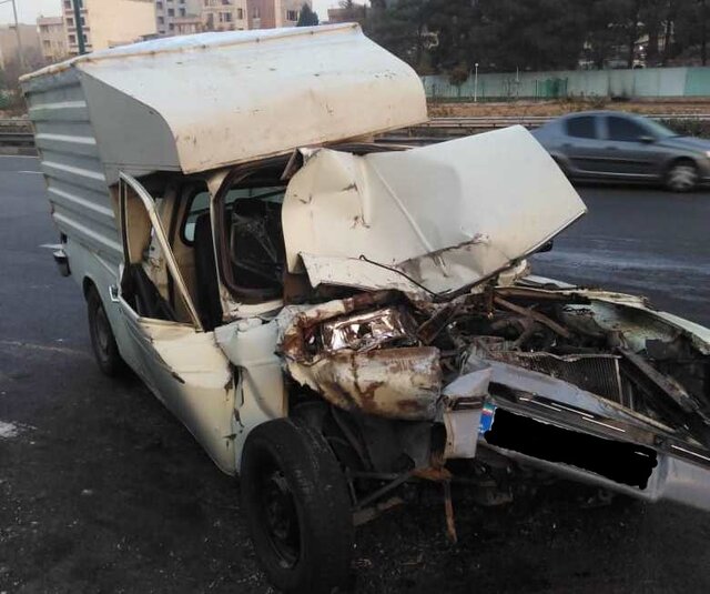 تصادف عجیب اسپورتیج با خودروی پارک شده در تهران + عکس‌ها