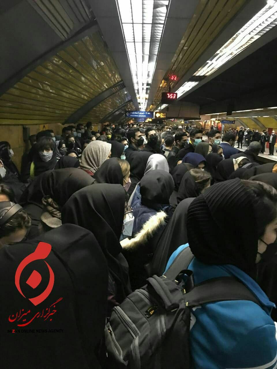 نقص فنی قطار در ایستگاه تئاتر شهر متروی تهران + فیلم‌ و عکس