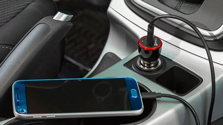 گوشی همراه خود را در خودرو شارژ نکنید