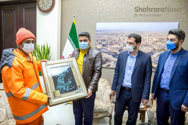 قدردانی شهردار از رضا نیک‌فرجام، پاکبان مشهدی با حضور جواد فروغی، قهرمان المپیک