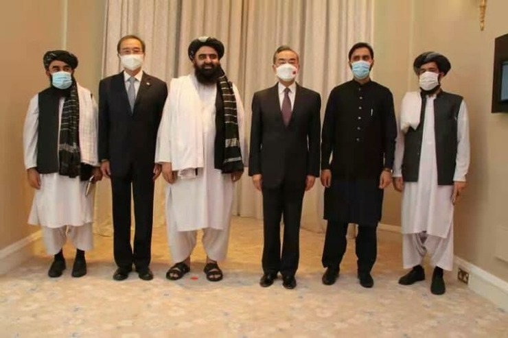 هدیه عجیب وزیر خارجه طالبان به همتای چینی خود + فیلم