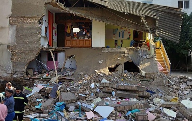 ریزش دیوار مدرسه در علی‌آباد کتول | ۱۳ دانش‌آموز و معلم مصدوم شدند + فیلم و عکس‌