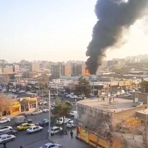 آتش‌سوزی مهیب انبار لوله‌های پلاستیکی در خیابان کوشش مشهد + فیلم و عکس