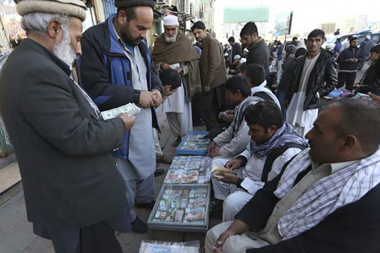 تعطیلی بزرگترین مرکز تبادل پول در کابل به دنبال افزایش بی‌سابقه قیمت دلار