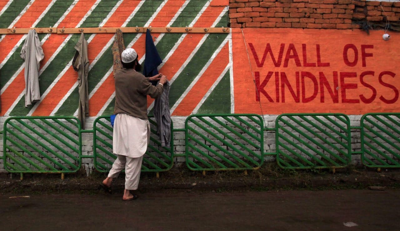 تکثیر مهربانی از مشهد تا اروپا | دیوار مهربانی در استکهلم سوئد