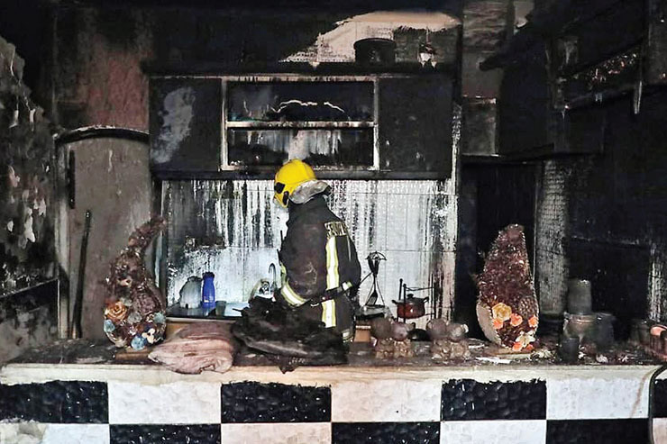 خانه پاکبان مشهدی که در آتش سوخت، بازسازی می‌شود