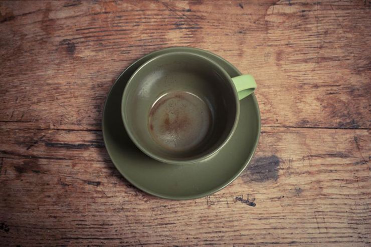 ۵ راهکار ساده برای از بین بردن لکه قهوه و چای روی لیوان