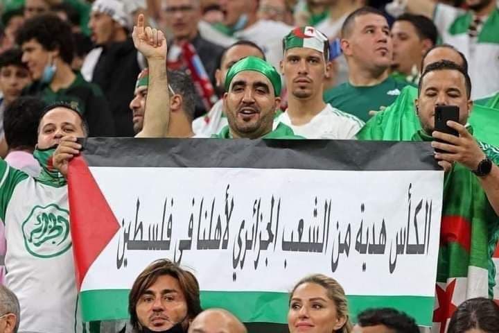 پرچم فلسطین روی دستان الجزایری‌ها+عکس