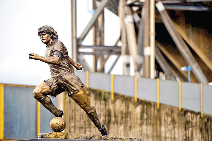 رونمایی از مجسمه اسطوره فقید فوتبال آرژانتین در ایتالیا| مارادونا در ناپل جاودانه شد