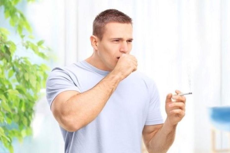 راه‌های درمان سرفه در افراد سیگاری با نسخه‌های خانگی و گیاهی