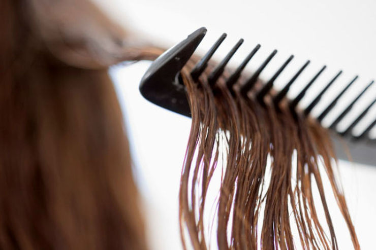 ۶ اشتباه رایج در شانه زدن مو