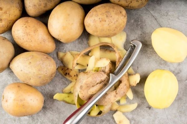 با پوست سیب زمینی، ظروف خود را براق کنید