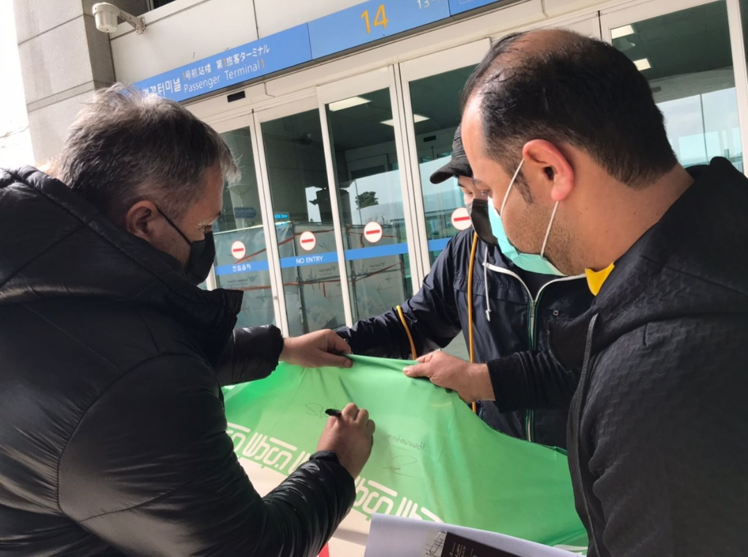 اسکوچیچ پرچم به دست در کره جنوبی+عکس