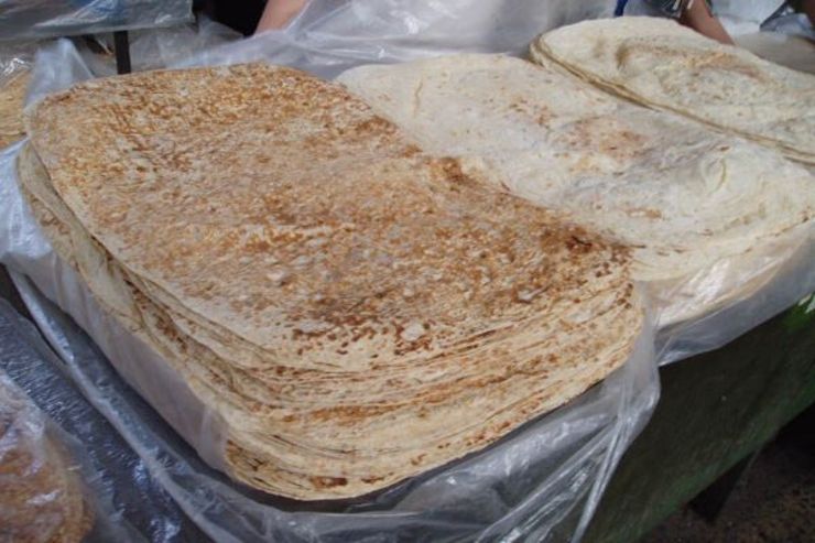 عرضه نان بسته بندی شده ویژه زائران در اطراف حرم امام رضا (ع)