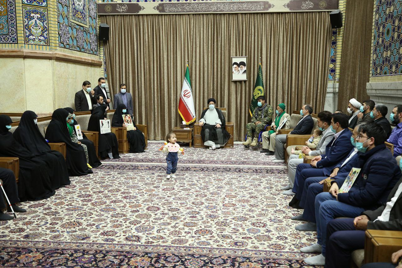 رئیس جمهور با خانواده شهدا و ایثارگران در حرم مطهر رضوی دیدار کرد + تصاویر
